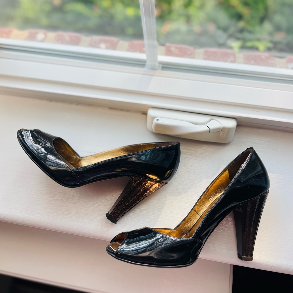 Sleek beautiful black heels great for going out, wedding, celebrations, etc.